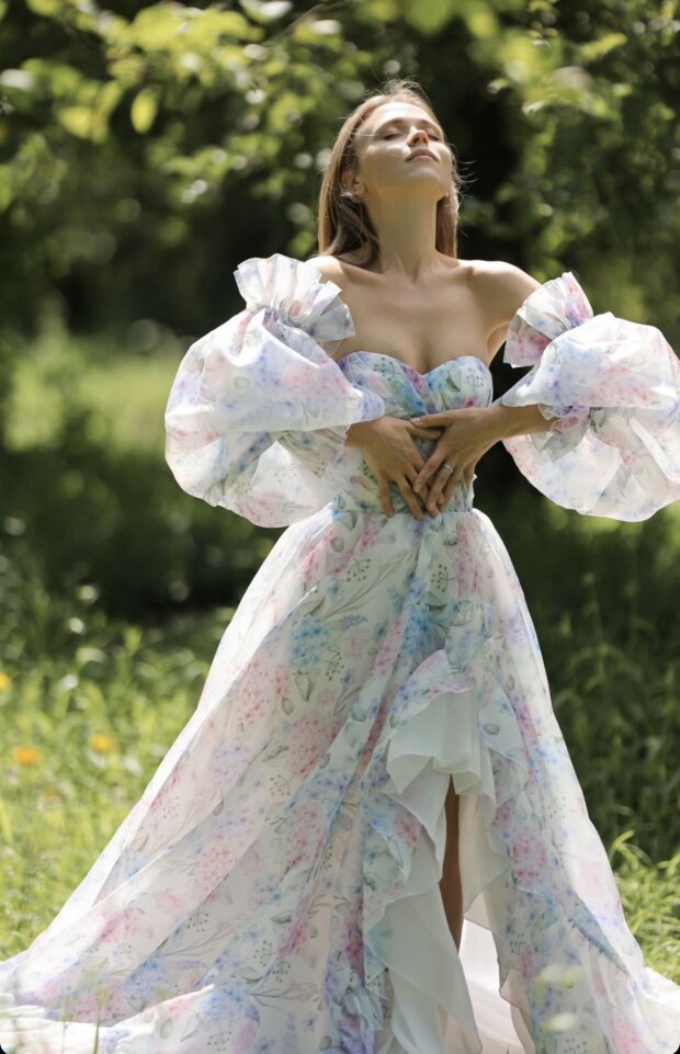Анна Кошмал вразила всіх пишною сукнею на знімках з нової фотосесії