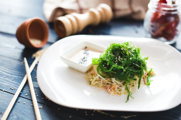 Блюда с морскими водорослями — хорошие источники йода