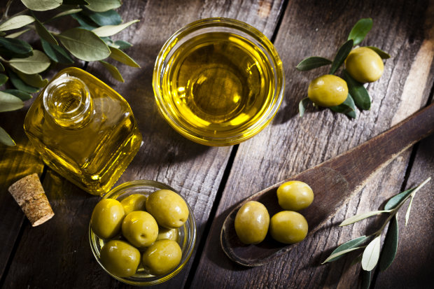 Правильное оливковое масло должно быть золотистого цвета