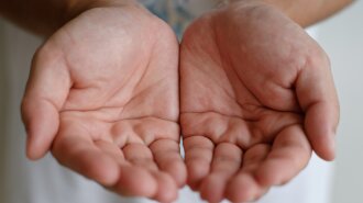 Руки розкажуть про хвороби: стан долонь може вказувати на наявність проблем з печінкою і серцем