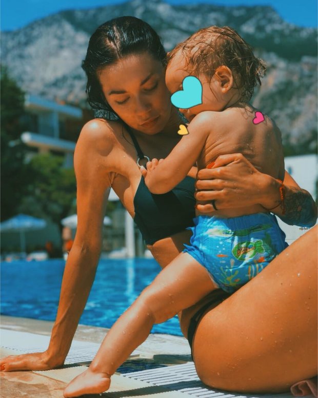 Поліна Логунова з донькою