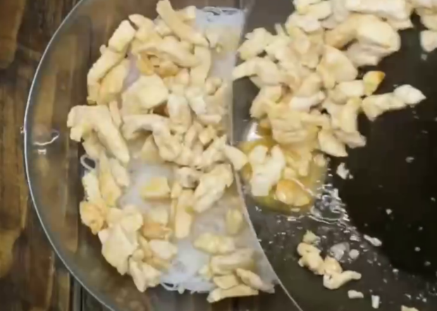 Фунчоза з куркою та овочами, кадр з відео