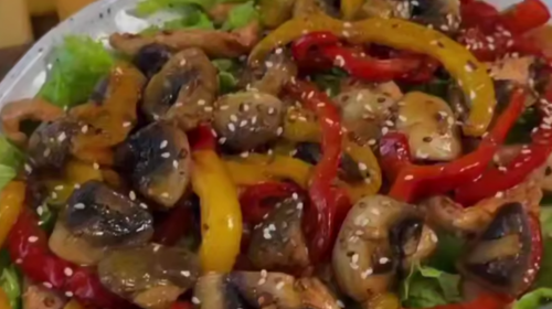 Салат з куркою теріякі, кадр з відео