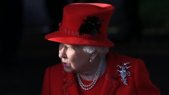 В червоному пальто і капелюсі: королева Єлизавета II захопила яскравим вбранням на різдвяній службі