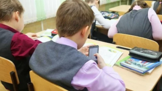 Школярі, гаджети, зображення з вільних джерел