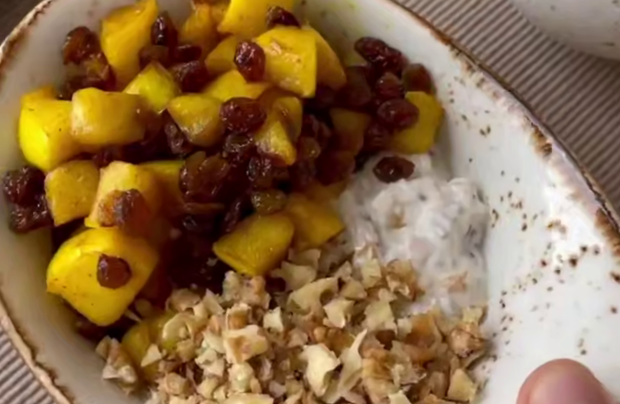 Боул с яблоками и орехами, кадр с видео