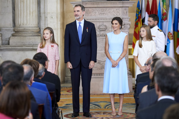 Испанский король Филипп VI, королева Летиция с детьми