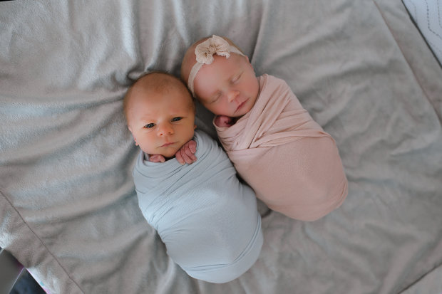 Родители устроили прощальную фотосессию для своих близнецов