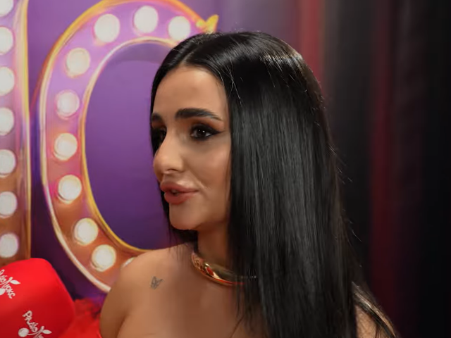 Анна Трінчер, кадр з інтерв'ю