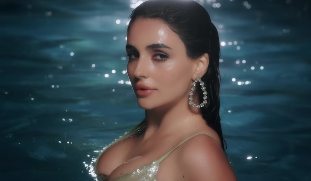 Анна Тринчер в новом клипе "Пылает"