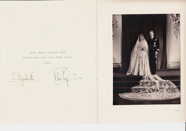 Автографи Єлизавети II і її чоловіка принца Філіпа