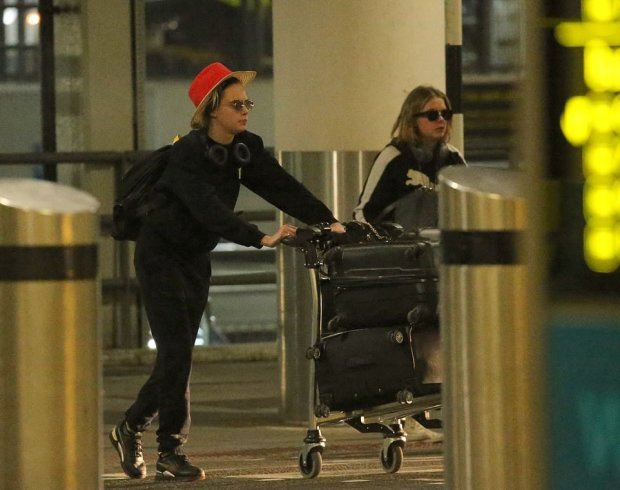Кара Делевинь и Эшли Бенсон в аэропорту Гатвик. Фото: Daily Mail