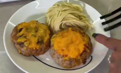 "Гнізда" з фаршу з тягучим сиром, кадр з відео