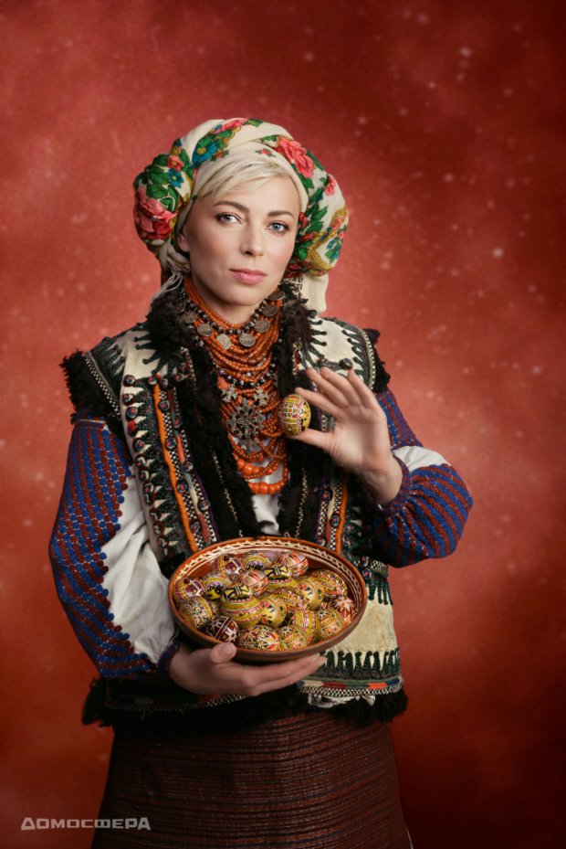 Марина Кухар у святковому костюмі на Великдень з Івано-Франківської області