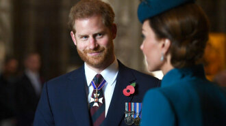 Курьез дня: принц Гарри публично ущипнул жену своего брата Кейт Миддлтон за ягодицу (фото и видео)