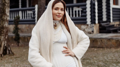 "Вся в білому, як янгол": 33-річна Наталія Денисенко святкує Великдень з родиною у Києві