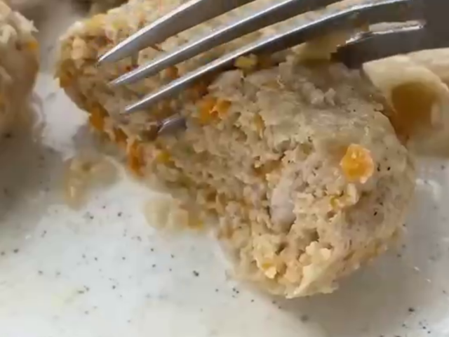 Куриные биточки с яблоком, кадр из видео