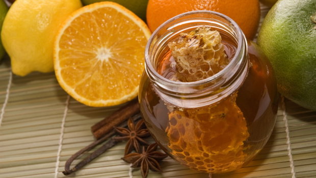 Поможет ли мед при простуде: ответ доктора Комаровского