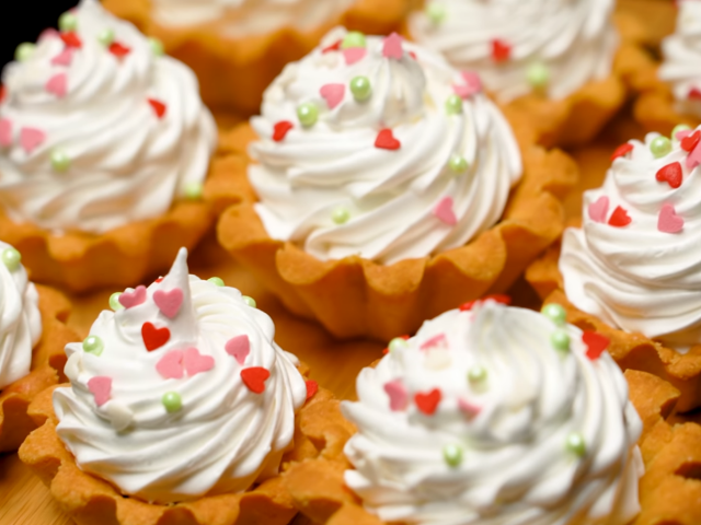 Корзинки с белковым кремом