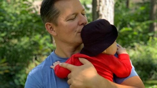 Який милий пухляш! Олег Ляшко вперше показав обличчя 3-місячного сина – «вже вчиться ходити»