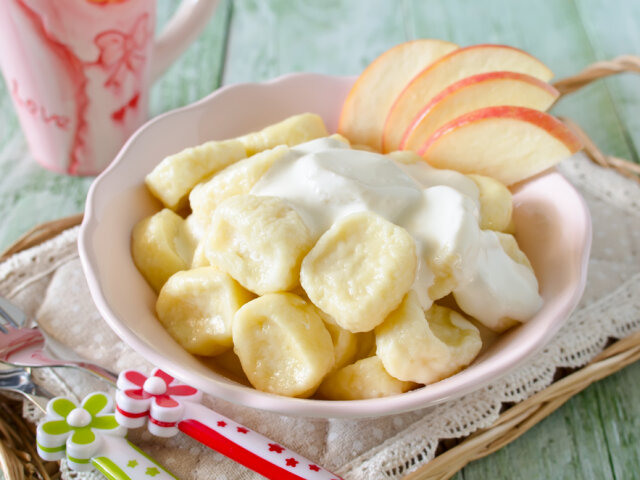 Lazy dumplings of cottage cheese with sour cream and apples