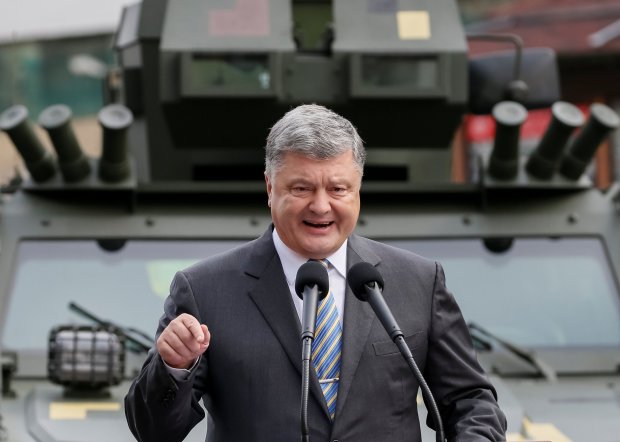 Петро Порошенко запровадив воєнний стан в Україні
