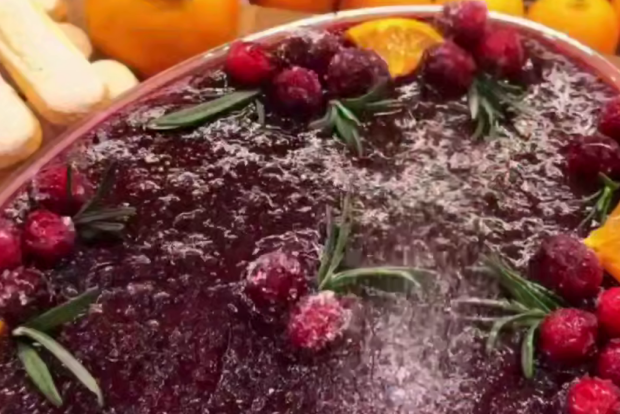 Тірамісу з брусниці та з мандаринами, кадр з відео