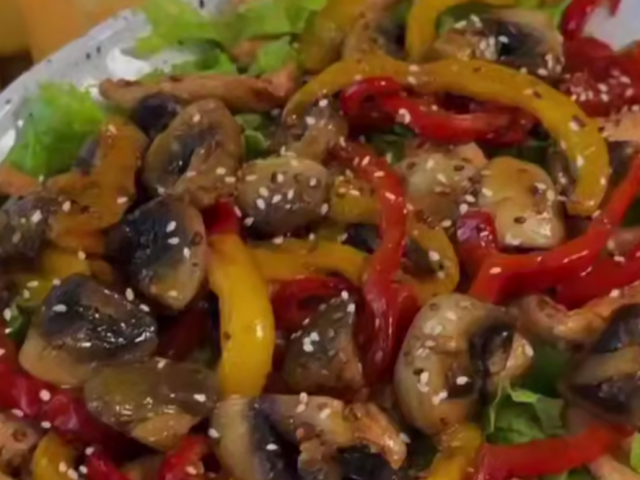 Салат з куркою теріякі, кадр з відео