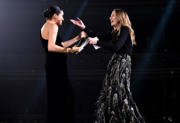 Меган Маркл вручает премию дизайнеру Уэйт Келлер