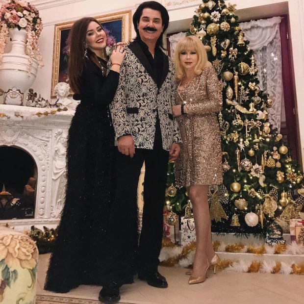 Павел Зибров с женой Мариной и дочерью Дианой на Новый год 2019