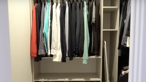 Шкаф с одеждой. Фото: скриншот youtube.com
