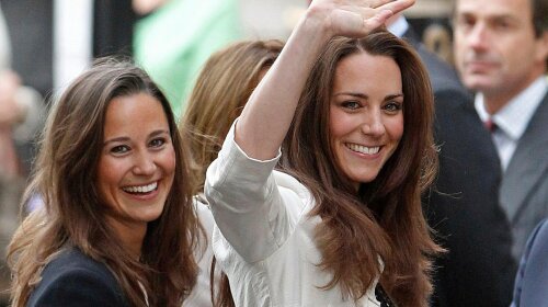 03-holding-pippa-and-kate-middleton-sister-moments
