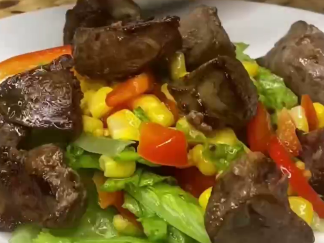 Летний салат с куриной печенью, кадр из видео