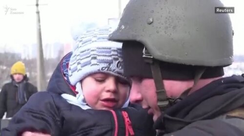 Фото дня на Сlutch: полицейский из Ирпеня прощается с сыном
