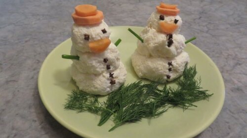 Найшвидша новорічна закуска: "Веселі сніговики" з сиру