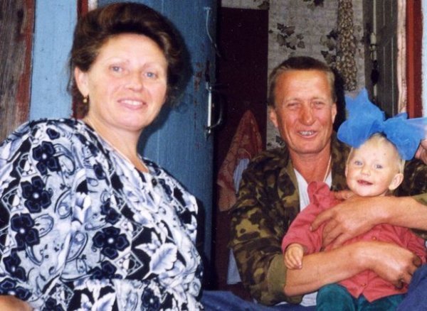 Марія з батьками в дитинстві