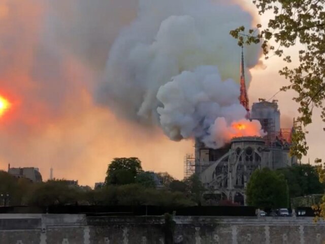 Пожежа в соборі Нотр-Дам-де-Парі