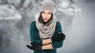 316618-women-brunette-sweater-scarf-winter-snow-women_outdoors-portrait-depth_of_field-knit_hat-Ange