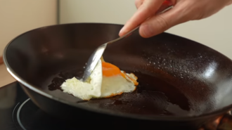 Яйця, сковорідка