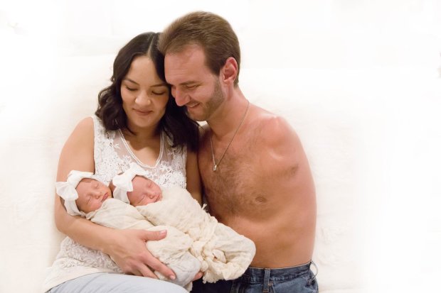 Ник Вуйчич с семьей и новорожденными дочками