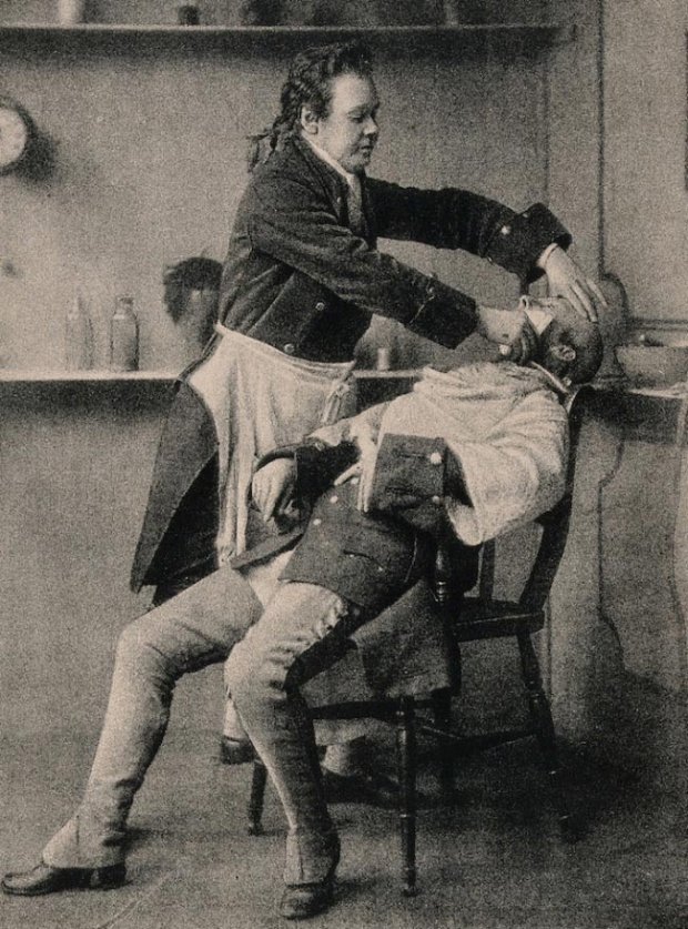 В древности мужчины преимущественно сами не брились, этим процессом занимался парикмахер