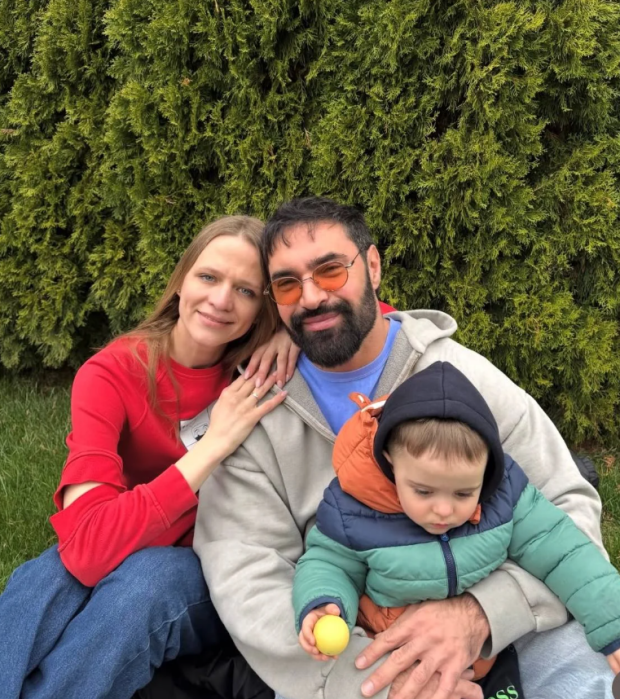 Виталий Козловский с женой и ребенком