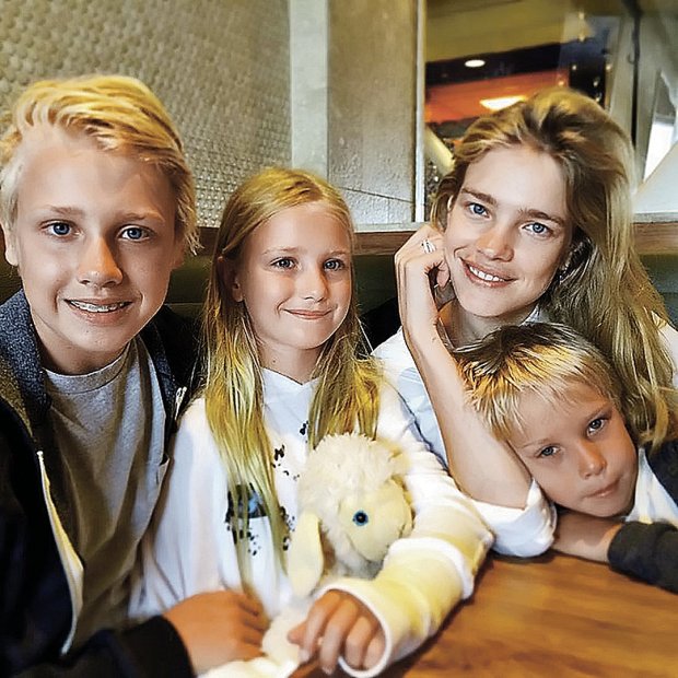 Наталя Водянова з дітьми (зліва направо: Лукас, Нева, Віктор)