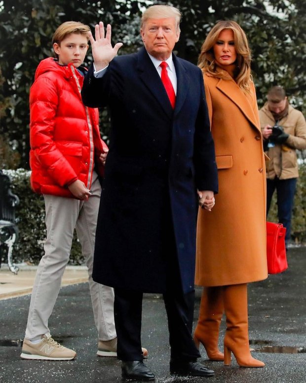Мелания и Дональд Трамп вместе с сыном покидают Вашингтон