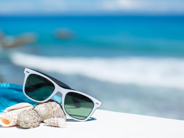 summer_vacation_beach_accessories_glasses_sun_shells_blue_sky_sea_revel