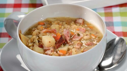 Вкусный обед: гороховый суп с копчеными ребрышками