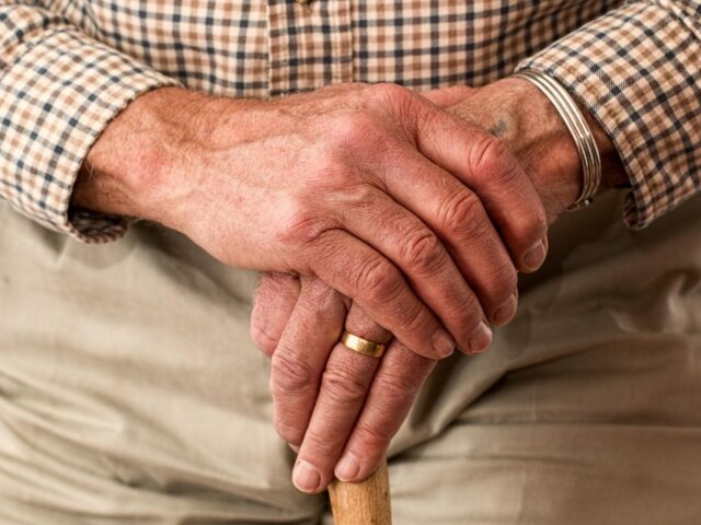 1534333931_hands_walking_stick_elderly_old_person_cane_retired_retirement_relaxed-686685
