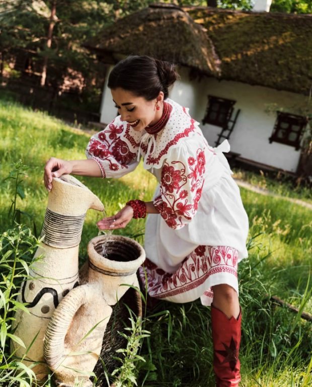 Анна Неплях, вишиванка
