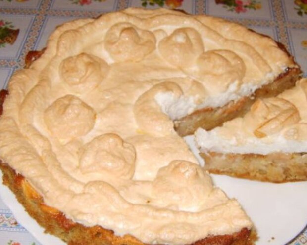 Вкусный рецепт приготовления яблочного пирога со взбитыми белками