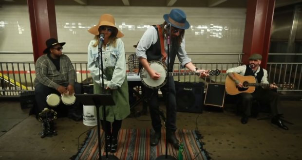 Кристина Агилера и Джимми Фэллон в метро